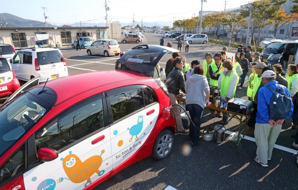 仮設住宅で車(EV:電気自動車)を活用した防災訓練も実施。