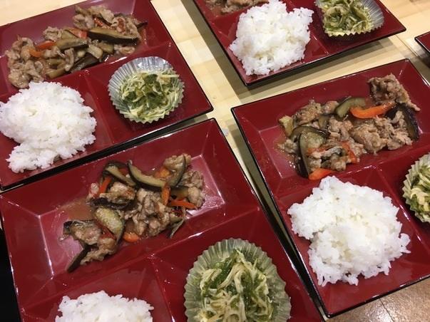 完成した料理。豚肉や切り干し大根、めかぶなど多彩な食材が並ぶ。