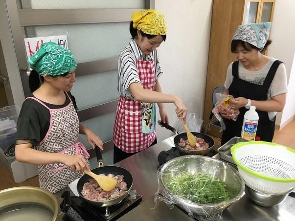 NPO法人つながりデザインセンター・あすと長町(宮城)による自主開催の様子。女子大生らも参加。