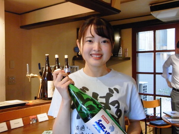 宮城を代表する日本酒のひとつ「浦霞」を手にする代表・奥田さん。