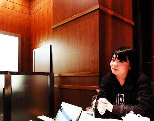 a03.取材に答える寺崎さん.jpg