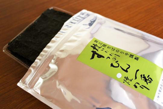 お土産をさんさん商店街で買うのもおすすめです。左は千葉のり店の『すっぴん一番焼きのり』（210円）
