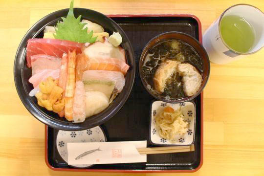 美味しい海鮮丼に舌鼓。『弁慶鮨』でお昼ごはん