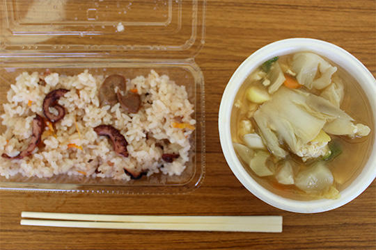鮭汁は一杯100円、タコ飯は200円