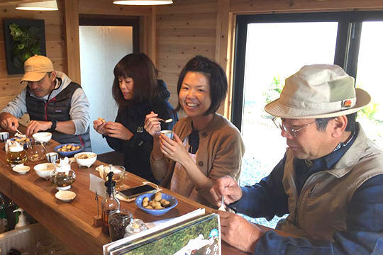 カウンターに座ると、成澤さんやほかのお客さんたちとの会話が弾んでお店を離れがたくなってしまいます