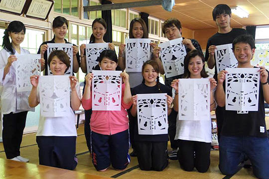 上山八幡宮で『きりこ』をつくるワークショップ