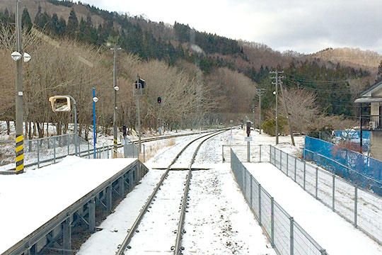 釜石線の車窓から眺める雪景色。沿岸部に近づくにつれて、景色の中から白が減っていきます