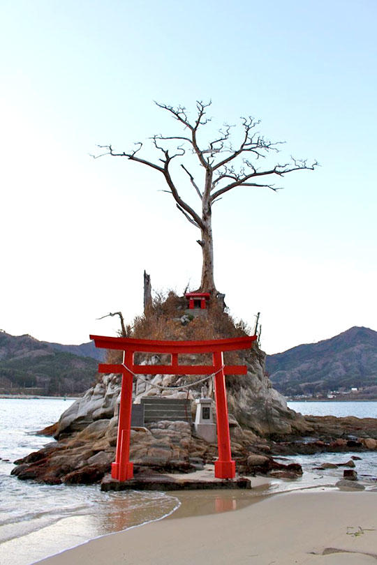 吉里吉里海岸の弁天島。真っ赤な鳥居