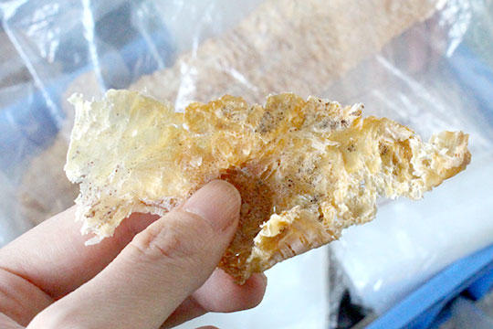 『越田鮮魚店』。イカの切り身