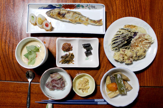 熊汁に鹿肉の串揚げなど、マタギの家ならではの料理