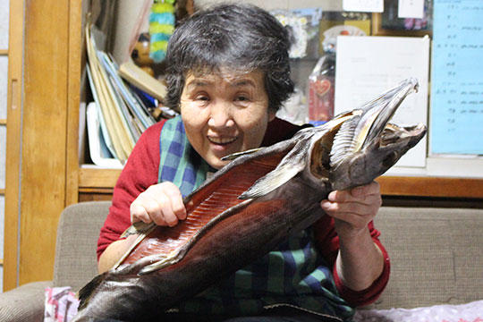 大槌の郷土料理・新巻鮭もテイ子さんなりの工夫を加えてつくるのだそう