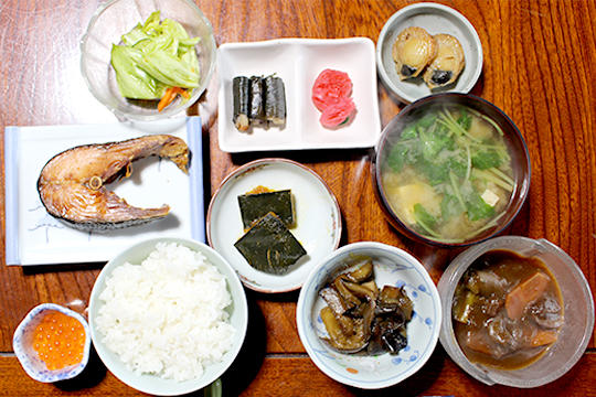 鹿肉のビーフシチューに新巻鮭、新鮮なイクラ......朝から豪華です！