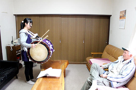 舞を彩る太鼓のリズムを教えてもらいました