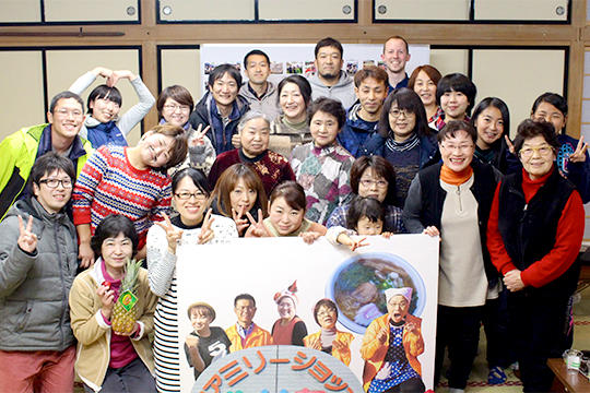 ファミリーショップやはた20周年祝いの様子。前列左からに2番目が「やはたのおばちゃん」として慕われる八幡幸子さん