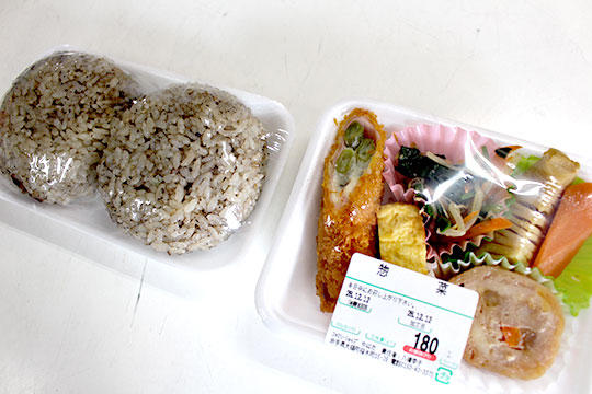 胡麻ごはんのおにぎりとお惣菜