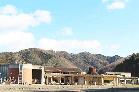途中、大川小学校で手を合わせました