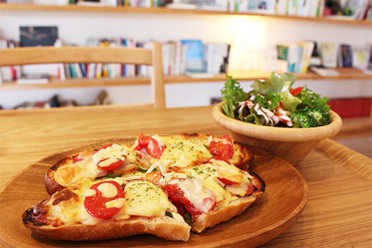 地元パン屋のパンを使ったピザトースト（500円）