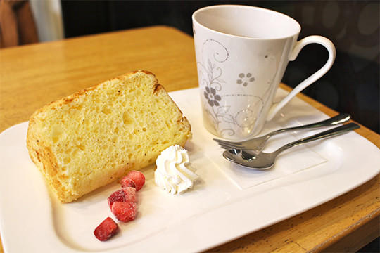シフォンケーキとコーヒーで一服