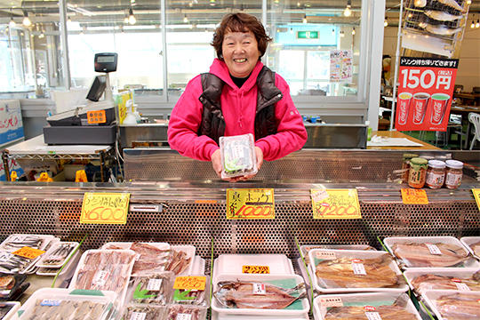 元気のいい売り子さんが声をかけてくれる魚市場