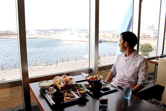 2階にある「漁師の店やまろく」で海を見ながらお昼ごはん