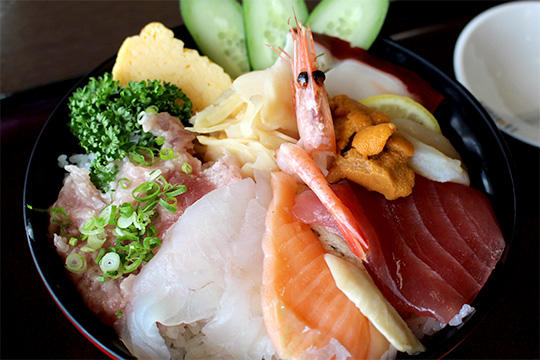 見た目も美しい海鮮丼（1,600円）