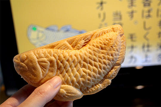 名物「ごんべあいす」。シーラカンス形のアイスもなかです