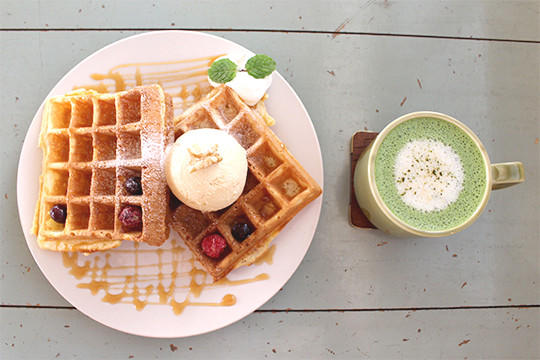 塩キャラメルアイスのワッフル（580円）、宇治抹茶豆乳オレ（550円）