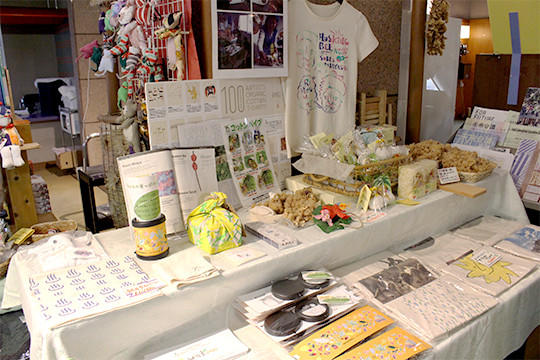 地元でつくられた製品も展示販売されています