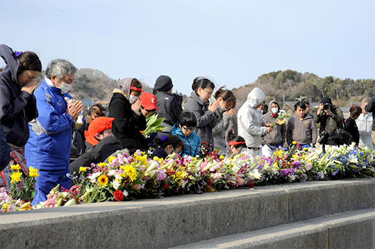 花供養の様子。2017年は3月11日に開催予定です