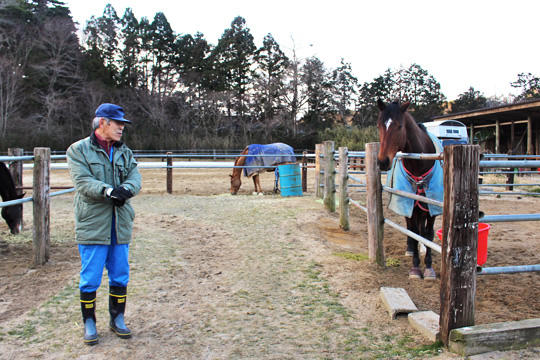 牧場主の岡さん。5歳頃から父親に抱っこされて野馬追に参加していたそう