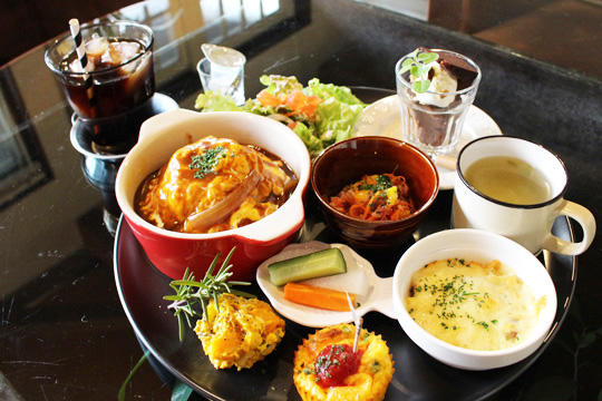 ランチプレートはドリンク・デザートがついて1300円。ドレッシングもソースも手づくりしているそう