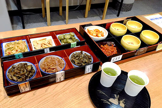 並んでいる漬物はどれも美味しくて、ごはんがほしくなってしまう......！