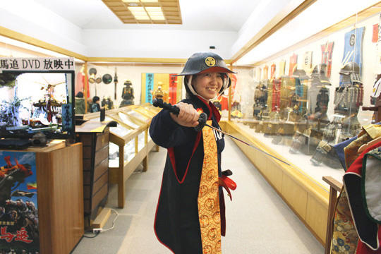 ここでは衣装を着て撮影することも可能です。大野さんにポーズを取ってもらいました