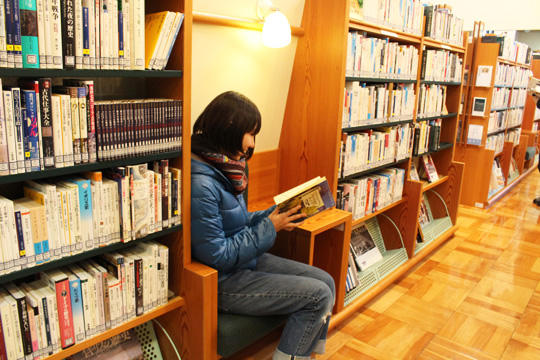 気になった本があればすぐに読めるよう、椅子とライトがあちこちに設置されています。「読みたい」という熱を冷まさないための工夫なのだそう