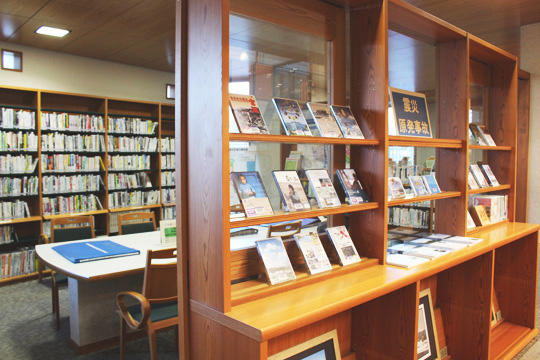震災・原発事故関連書籍は3千冊以上！　市町村が運営する図書館の中ではトップクラスの品揃えです
