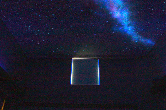 電気を暗くするとプラネタリウムが現れました