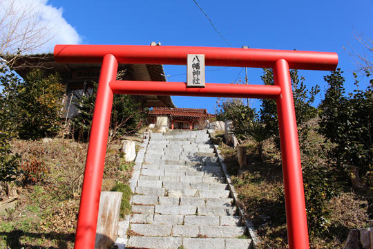ツリーハウス裏手にある八幡神社。手前には昭和8年の津波を伝える石碑が建っています
