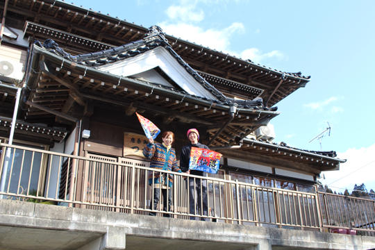 「また来てね～！」と大きく旗を振る一代さん
