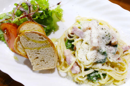 菜の花とベーコンのクリームソースパスタ。自家製の全粒粉パンつき