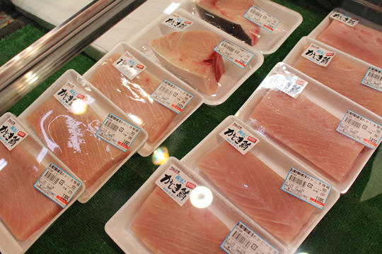 こちらはマグロ専門店「カネマ」のカジキマグロ。「地元の人はみんな