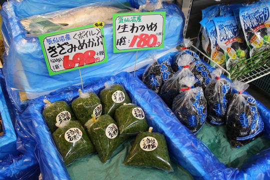 気仙沼港で水揚げされた魚介類が豊富に揃う「気仙沼生鮮館やまひろ」