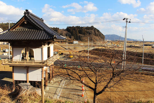 中心市街地の様子を一望できる浄土寺。海からの距離は1kmと少し。津波はここまで到達しました