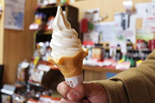 「八木澤商店一本松店」にも立ち寄り、醤油ソフトを食べました。香ばしくすっきりした甘みで、美味しさにびっくり！