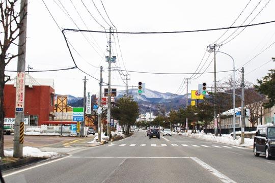 会津若松駅前でレンタカーを借り、さっそく出発