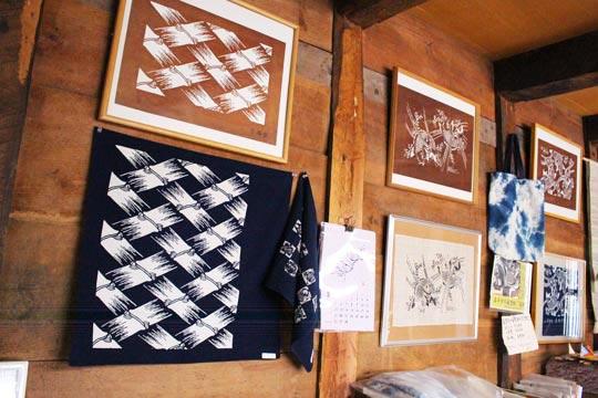 工房内には会津型やその型で藍染めたハンカチが展示されていました