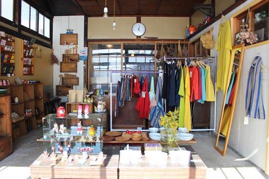 カフェの隣は雑貨店になっていて、リネンの服に木の器など、五十嵐さんがセレクトした暮らしの道具が置かれていました