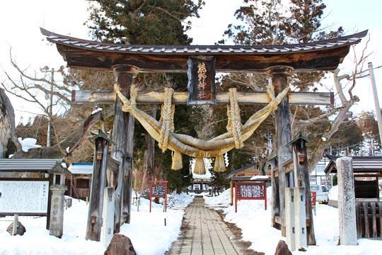 食堂つきとおひさまから車で15分ほどの場所にある「新宮熊野神社」へ