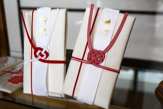 贈られた人がハンカチとして使える会津木綿のご祝儀袋。ほかにはないアイデア商品です