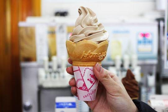 人気のコーヒー牛乳「べこの乳発　コーヒー特急」をそのままソフトクリームに。甘さ控えめです