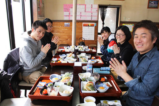 三陸ひとつなぎ自然学校のインターンや学生ボランティアのみなさんも取材に同行。みんなで一緒に「いただきます！」